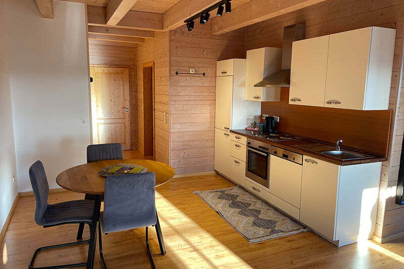 Küche und Essbereich in der Holzhaus-Suite.